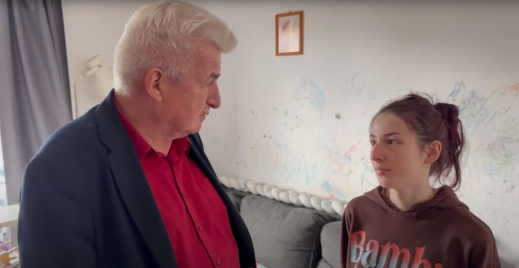 EKSMITER CZAI SIĘ ZA DRZWIAMI